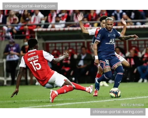 兰斯小球迷冲入场内拥抱前锋达拉米，随后被安全人员带离