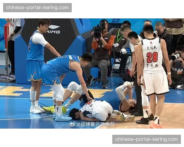 “镜头捕捉:徐杰倒地扑抢,体现广东华南虎全队防守态度” “镜头捕捉:徐杰倒地扑抢,体现广东华南虎全队防守态度”